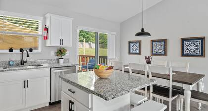 Bud's Place: Family Friendly Spacious 5-bedroom 3 bath house with 3 KING BEDS