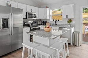 Refrigerador, microondas, horno y parrilla de estufa 
