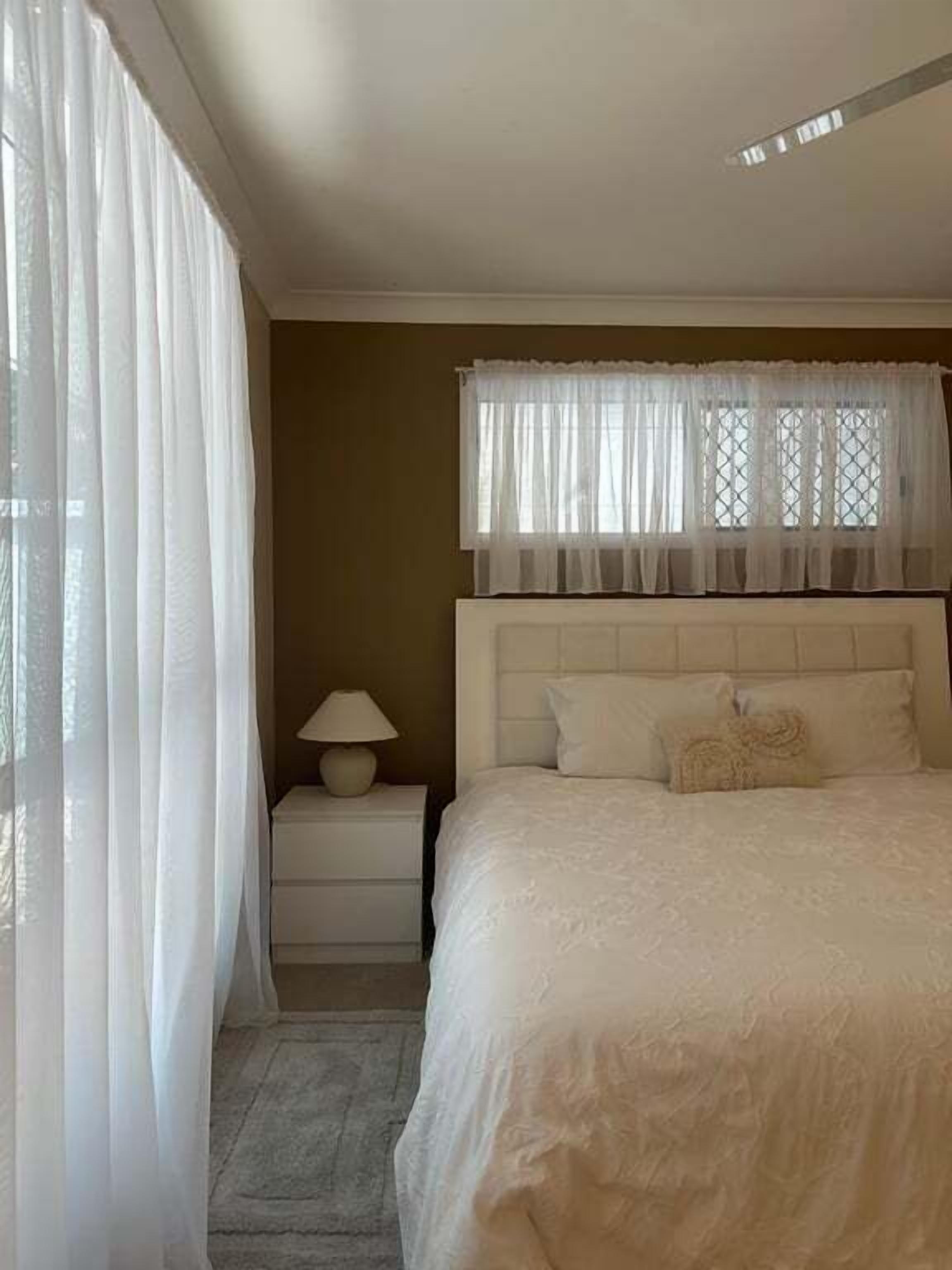 3 habitaciones, tabla de planchar con plancha, wifi y ropa de cama 