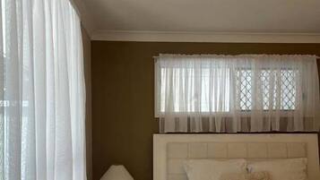 3 habitaciones, tabla de planchar con plancha y ropa de cama