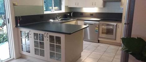 Microondas, horno, parrilla de estufa y lavavajillas