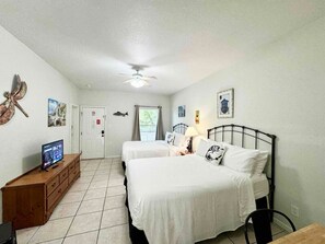1 bedroom, WiFi - Wasser Lodge #205 | Sleeps 4 | Downtown (New Braunfels)
