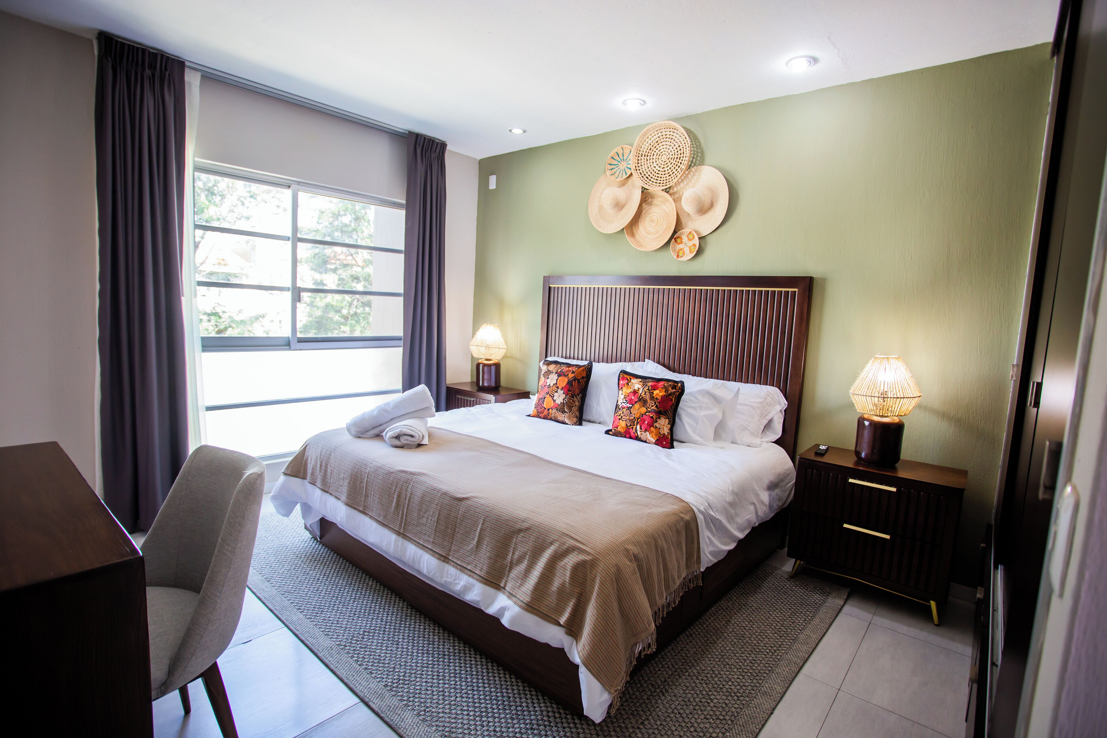 3 slaapkamers, een bureau, een strijkplank/strijkijzer, reisbedje