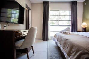 3 bedrooms, desk, iron/ironing board, travel crib