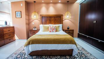 3 slaapkamers, een bureau, een strijkplank/strijkijzer, reisbedje