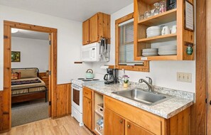 Kühlschrank, Ofen, Herdplatte, Wasserkocher mit Kaffee-/Teezubehör