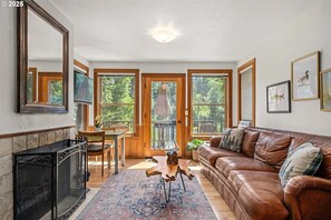 Télévision, cheminée