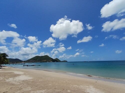 Cozy Studio in the Heart of Rodney Bay with King Bed, Walk to Beach