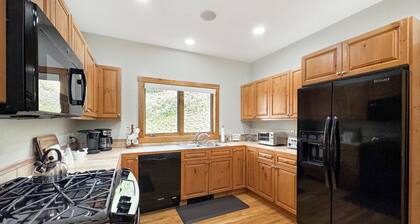 Private Hot Tub, 2700 Sq Feet, borders Open Space - Arrowhead Townhome, Beaver Creek