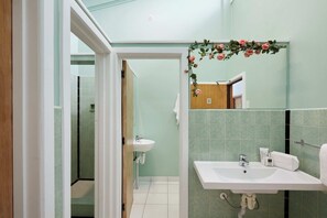Bathroom - Wanderlust NZ (Tauranga)