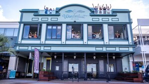 Un edificio con un letrero que dice "Wanderlust New Zealand" y "Hostel St. Amant".
