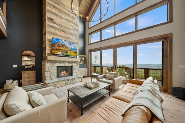 Televisio, takka, pöytäjalkapallopöytä