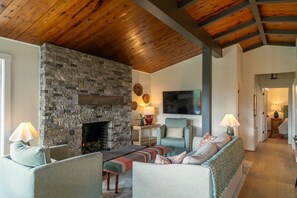 TV, fireplace - Roll With It - Blowing Rock home with stunning views! (Blowing Rock)