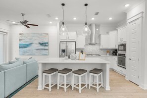 冷蔵庫、電子レンジ、オーブン、コンロ