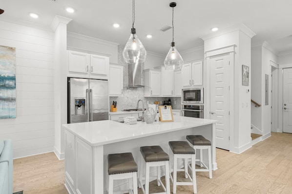 Refrigerador, microondas, horno y parrilla de estufa 