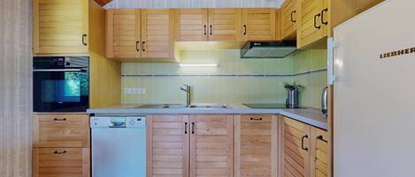 Réfrigérateur, micro-ondes, four, plaque de cuisson