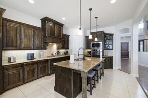 Fridge, microwave, oven, stovetop - Spacious & Luxe, 5 Star Neighborhood, Movie Theater (Frisco)