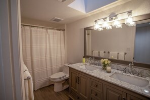 Shower, towels, soap, toilet paper - 3-bedroom house in McCormick Ranch, Scottsdale, Az. (Scottsdale)