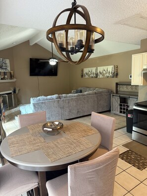 Dining - This cozy home is a beautiful 3 bedroom, 2 full bathroom as  with a 2-car garage (Baton Rouge)