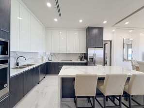 Kühlschrank, Mikrowelle, Herdplatte, Geschirrspüler