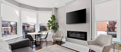 Smart TV, caminetto, libri