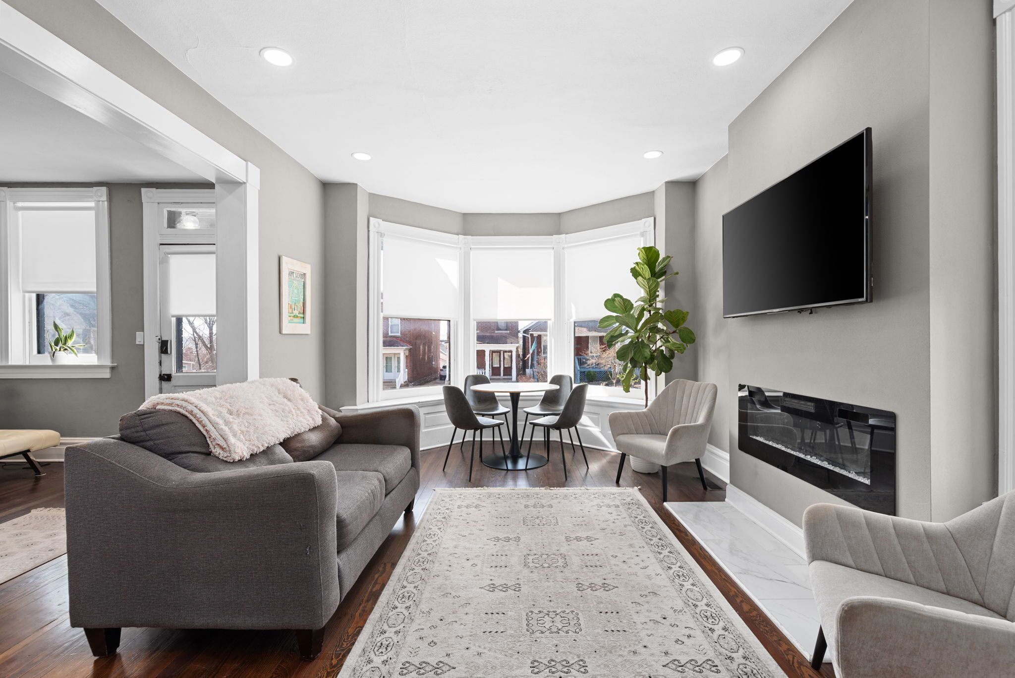 TV connectée, cheminée, livres