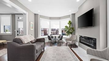 Älytelevisio, takka, kirjoja