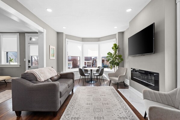 Smart-TV, Kamin, Bücher