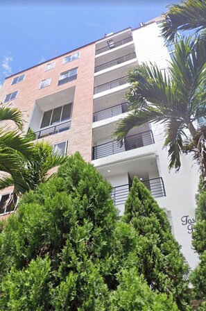 Unclassified image, 4 of 25, button