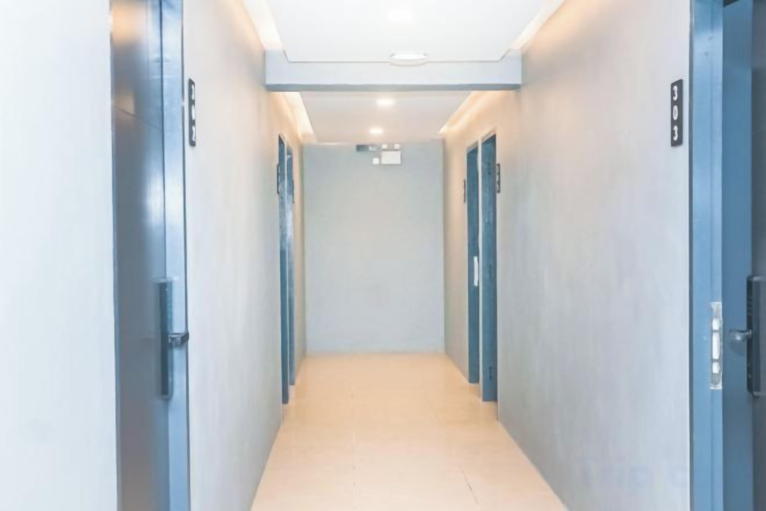 Un pasillo con puertas a ambos lados, que conduce a habitaciones.