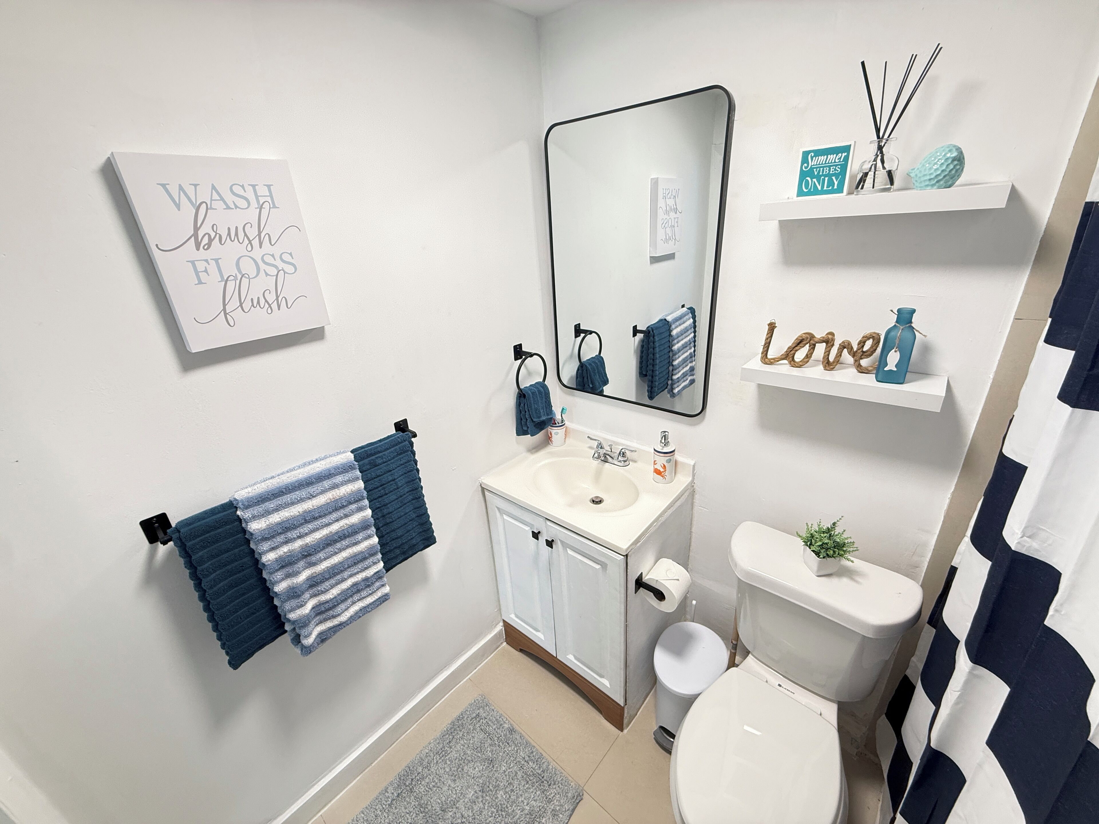 Regadera, secadora de cabello, toallas, jabón 