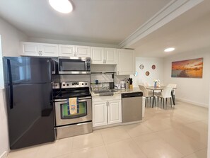 Private kitchen - Cozy & Modern 2BR Suite, Design District Miami (Miami)