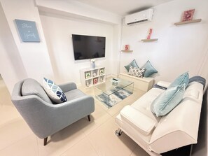 Living area - Cozy & Modern 2BR Suite, Design District Miami (Miami)