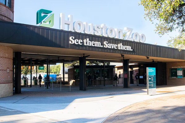 La entrada del zoológico de Houston con un letrero que dice 'Vívelos. Salva los.'