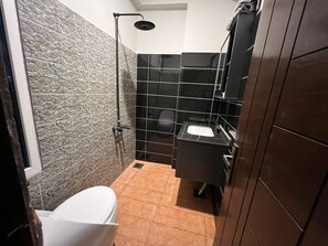 提供毛巾、番梘、洗頭水、廁紙