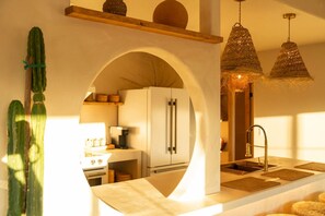 Réfrigérateur, four à micro-ondes, un four, surface de cuisson