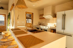 Réfrigérateur, four à micro-ondes, un four, surface de cuisson