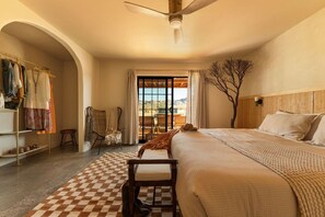 Desk, iron/ironing board, travel crib, free WiFi - Sundara by Desert Spirit | Joshua Tree (Joshua Tree)