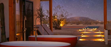 Outdoor spa tub