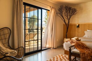 Bureau, fer et planche à repasser, lit de bébé portatif