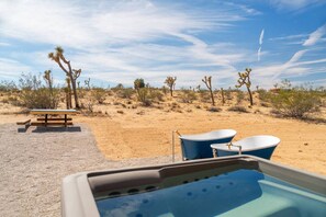 Outdoor spa tub - Mappass Rustic Retreat ⁕ Pickleball Spa & Pool (Homestead Valley)