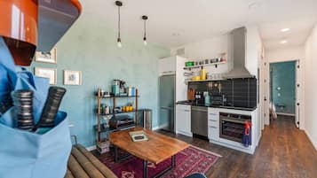 Fridge, oven, stovetop, dishwasher