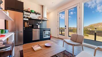 Fridge, oven, stovetop, dishwasher