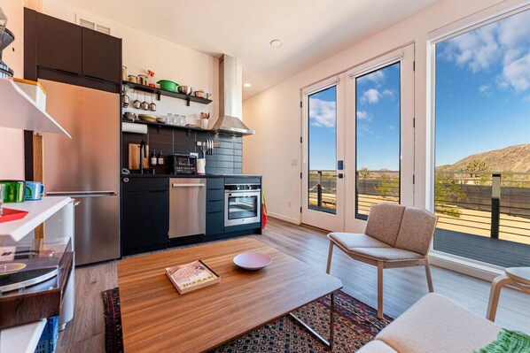 Fridge, oven, stovetop, dishwasher