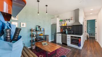 Fridge, oven, stovetop, dishwasher