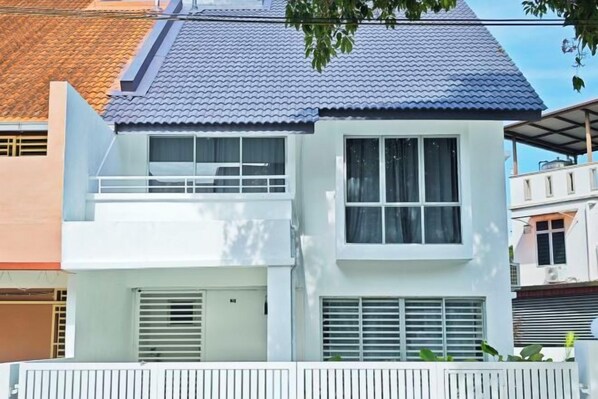 Exterior - Cosy Batu Kawan Home 12 Pax ~5 mins to IKEA~ Entire Home ~4 Bedrooms~ (South Seberang Perai)