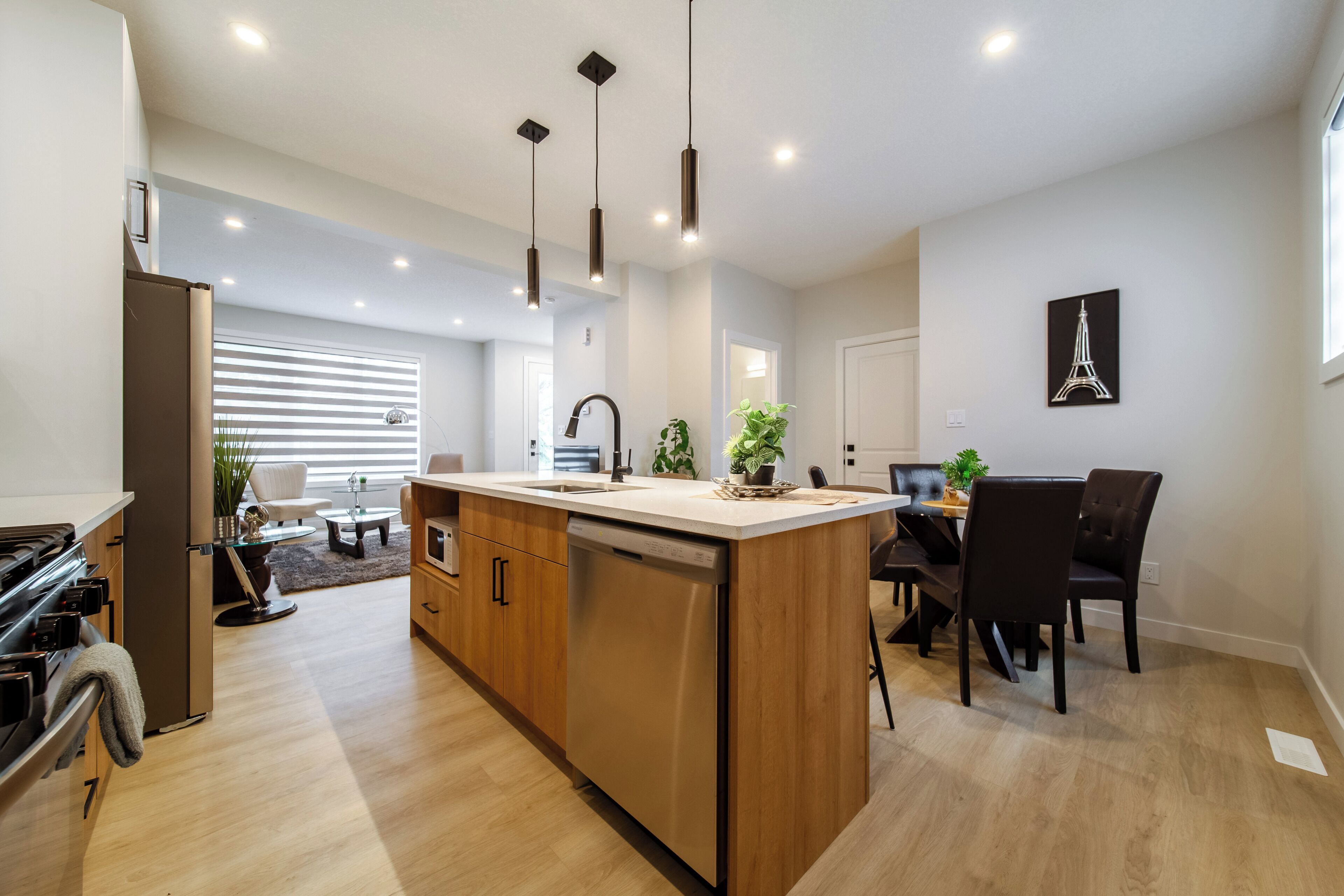 Jääkaappi, mikroaaltouuni, uuni, liesi