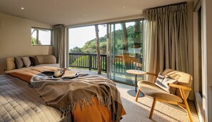 Premium bedding, in-room safe, desk, laptop workspace - Okoro Villa (Nelson)