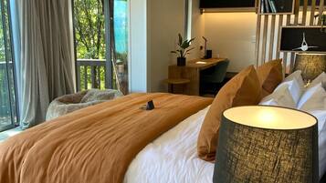 Okoro Treehouse, Sea View | Premium bedding, in-room safe, desk, laptop workspace