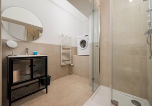 Douche, sèche-cheveux, serviettes fournies